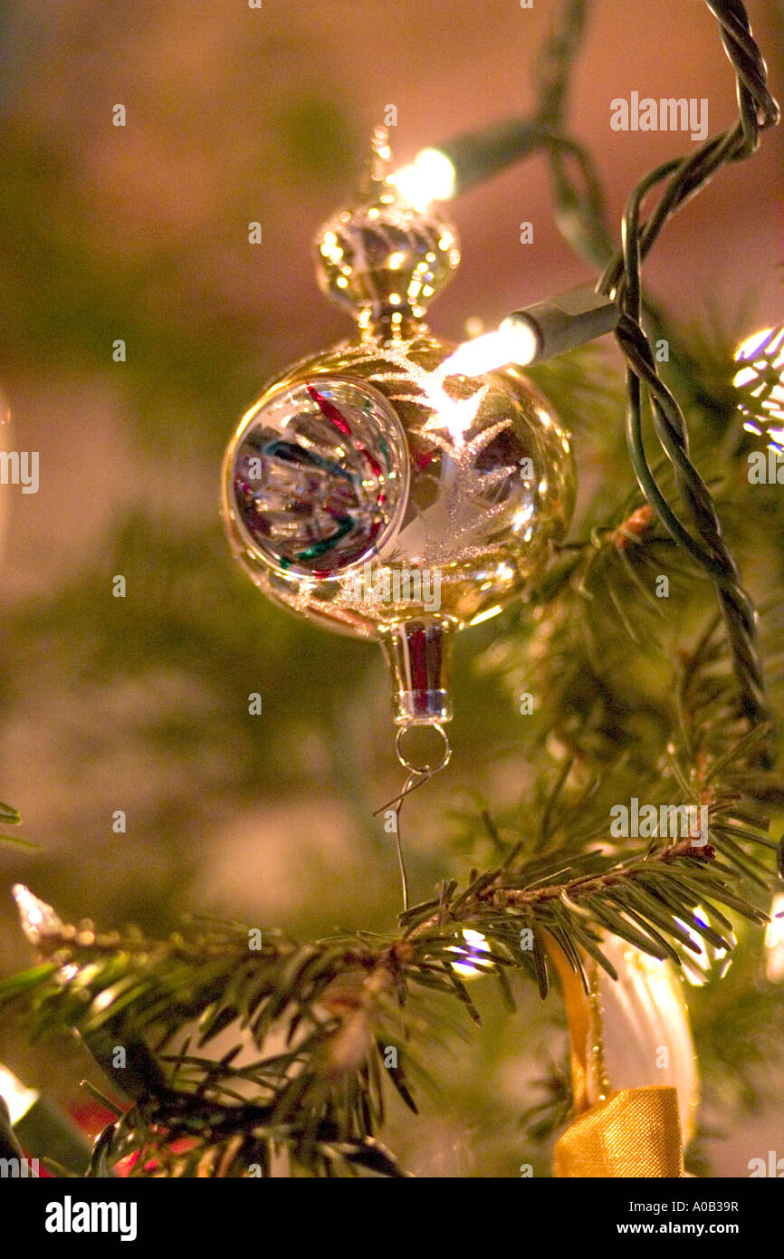 Beautiful Golden frastagliata ornamento appesa su albero di Natale. St Paul Minnesota MN USA Foto Stock