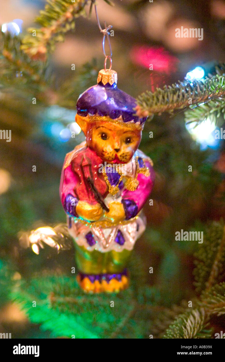 Fancifully vestito cat ornamento appesa su albero di Natale. St Paul Minnesota MN USA Foto Stock