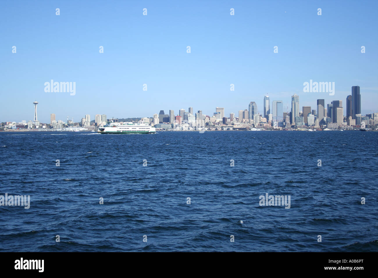 Bainbridge Island ferry in Puget Sound con lo Space Needle e il Seattle skyline da Echo beach Ottobre 2006 Foto Stock