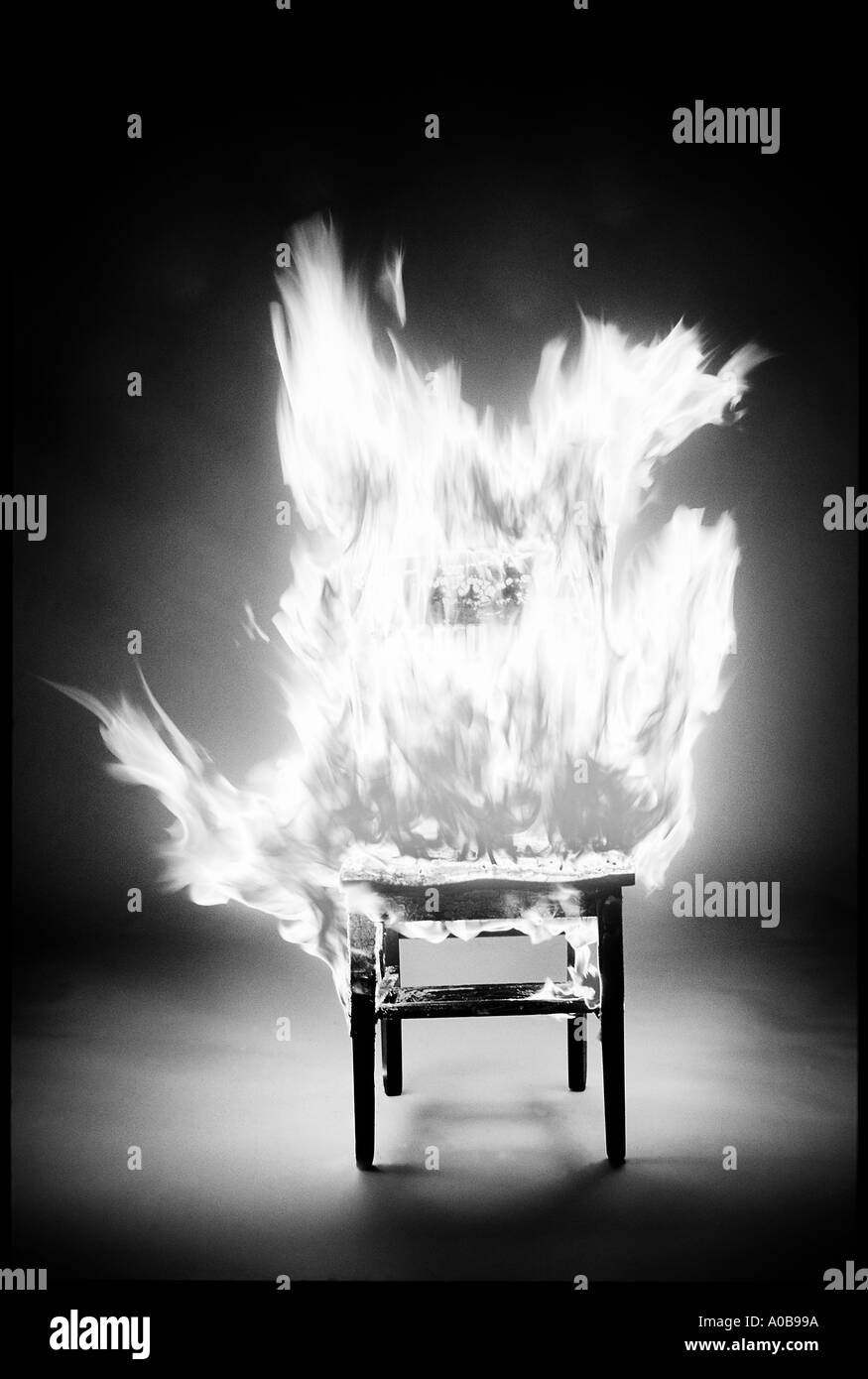 Sedia su fuoco Foto Stock Sedia su fuoco Foto Stock