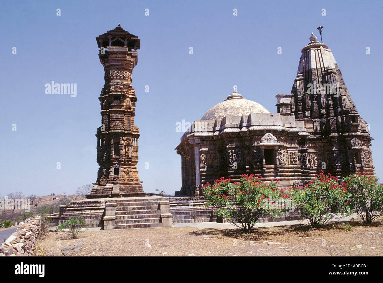 Tempio Jain a Chittorgarh. La torre (Kirti Stambha) fu costruito nel XII secolo. Chittorgarh, Rajasthan, India Foto Stock