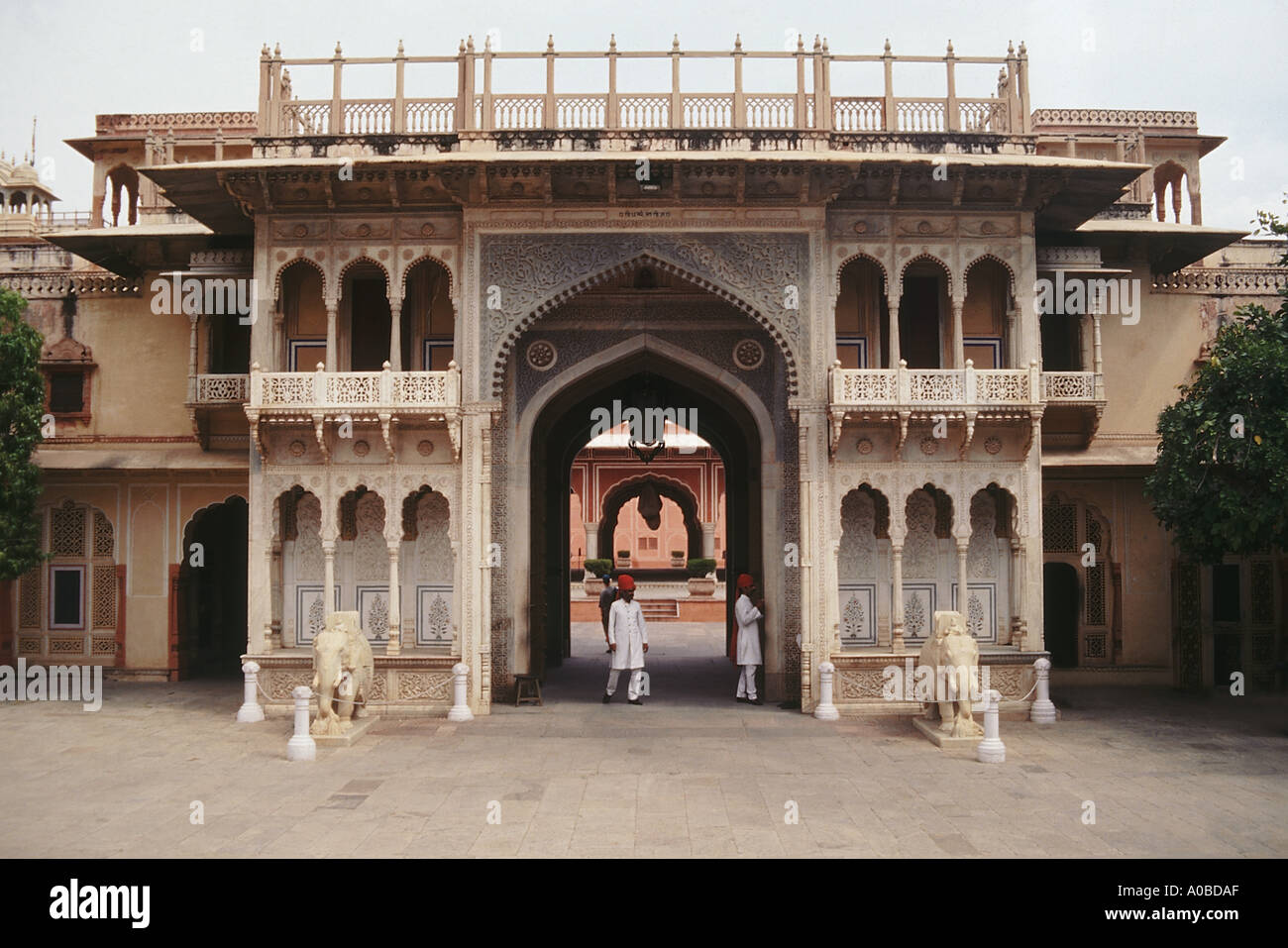 L'entrata principale del palazzo di città di Jaipur, vista frontale. Rajasthan, India. Foto Stock