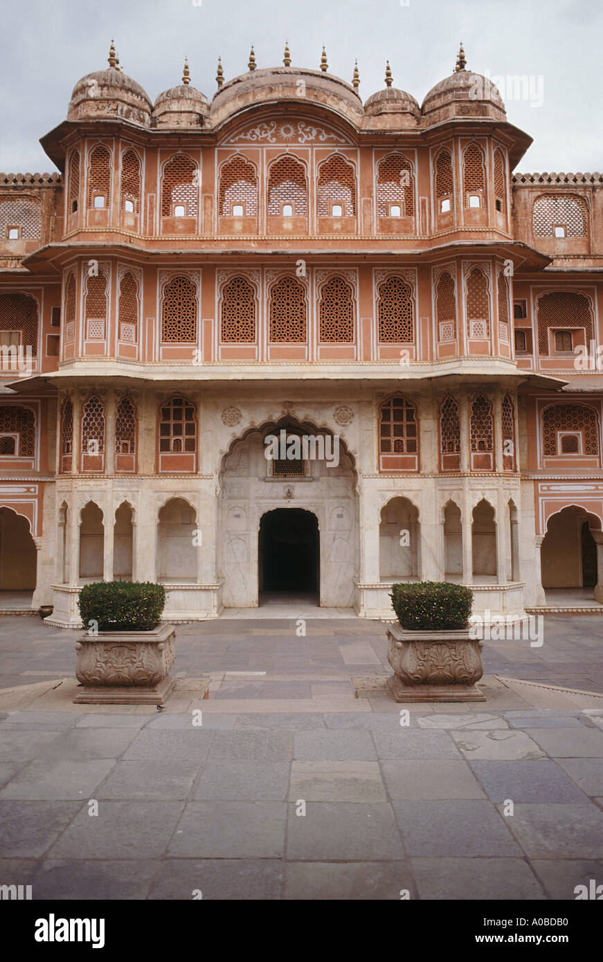 L'ingresso al cortile principale del palazzo di città. Jaipur, Rajasthan, India Foto Stock