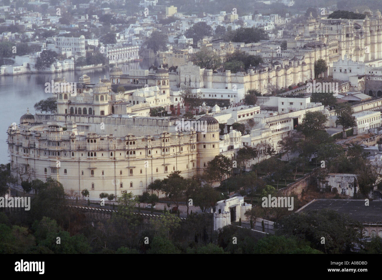 Vista del Palazzo di Città da Machalaya Magra, il punto più alto in Udaipur. Rajasthan, India. Foto Stock