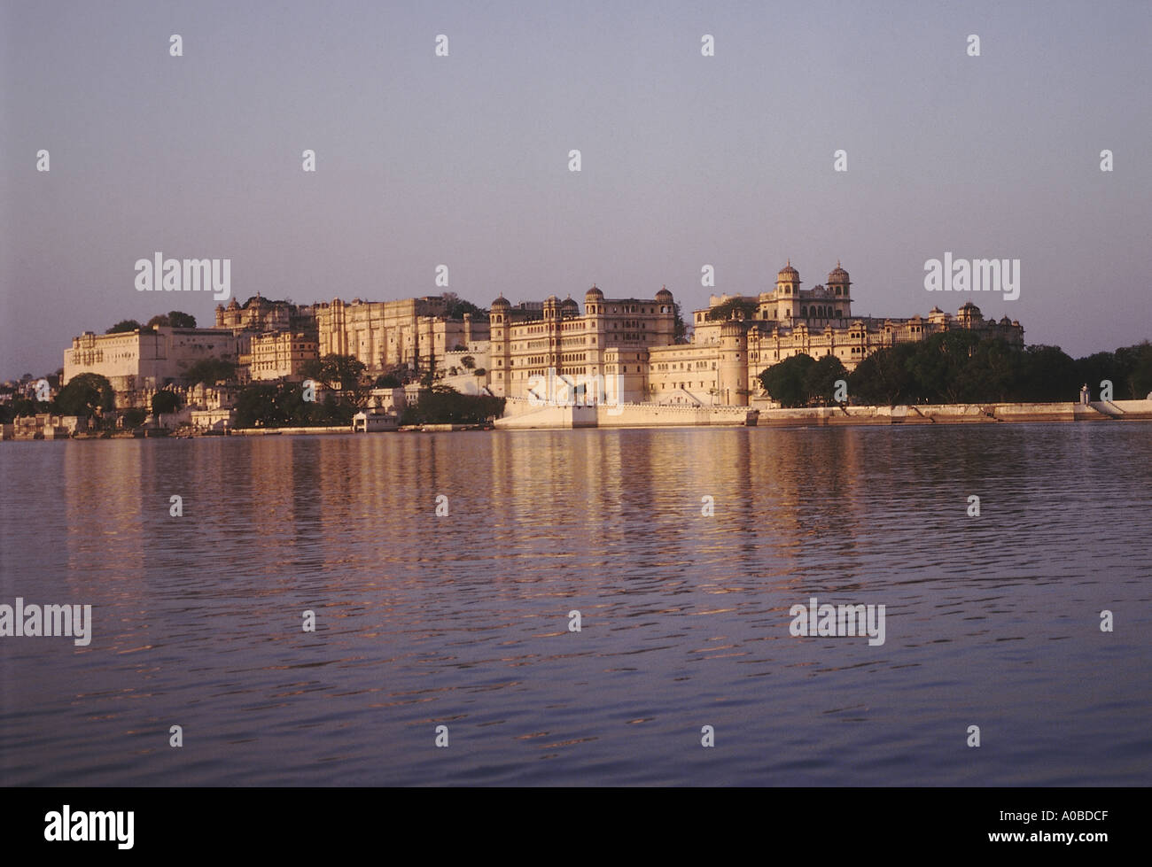 Il palazzo della città visto dal Lago Pichola. Rajasthan, India. Foto Stock