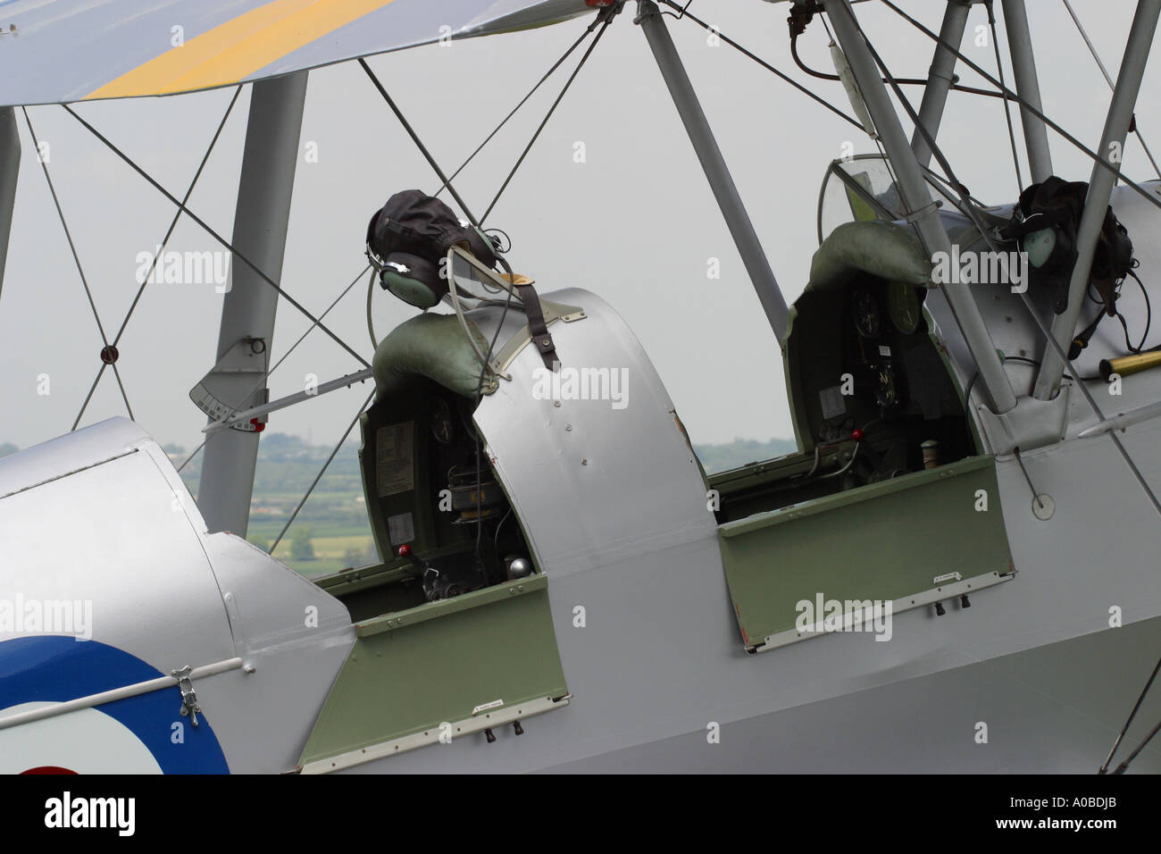 Vintage biplano Tiger Moth cockpit con la vecchia pelle casco di volo Foto Stock