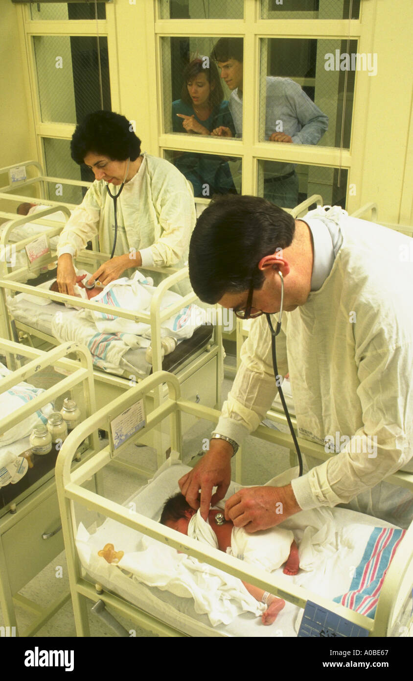 Pediatri in vivaio con neonati a Flagler ospedale in St Petersburg Florida Foto Stock