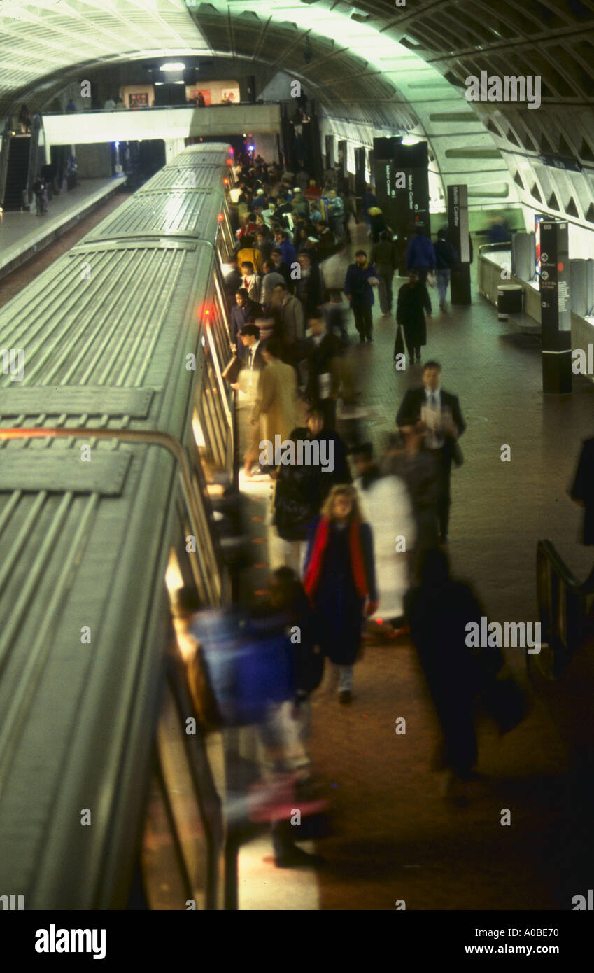 Pendolari in metropolitana dalla fermata della metropolitana di Washington DC Foto Stock