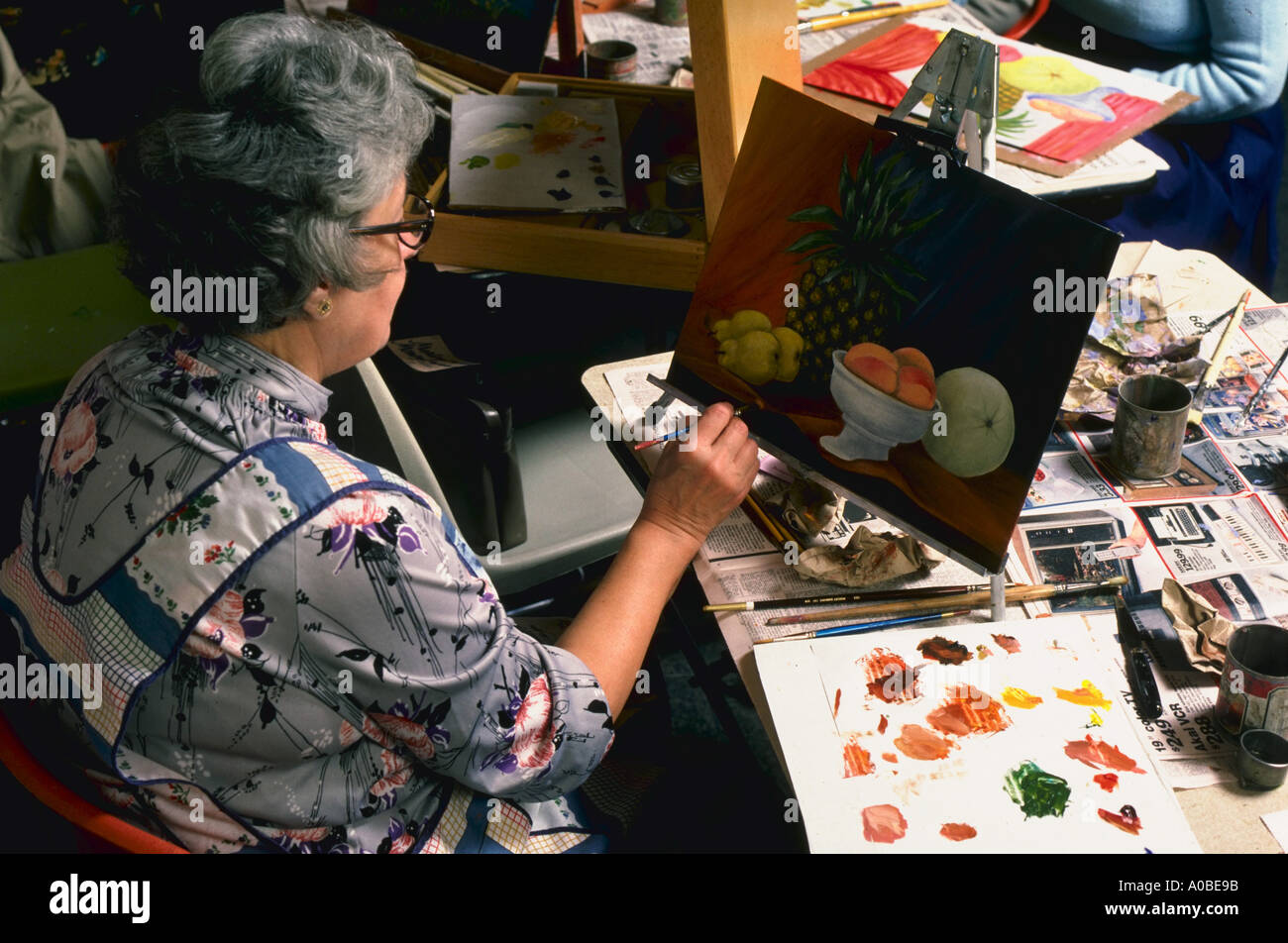 Senior Citizen pittura presso il centro anziani di Glen Burnie Maryland Foto Stock
