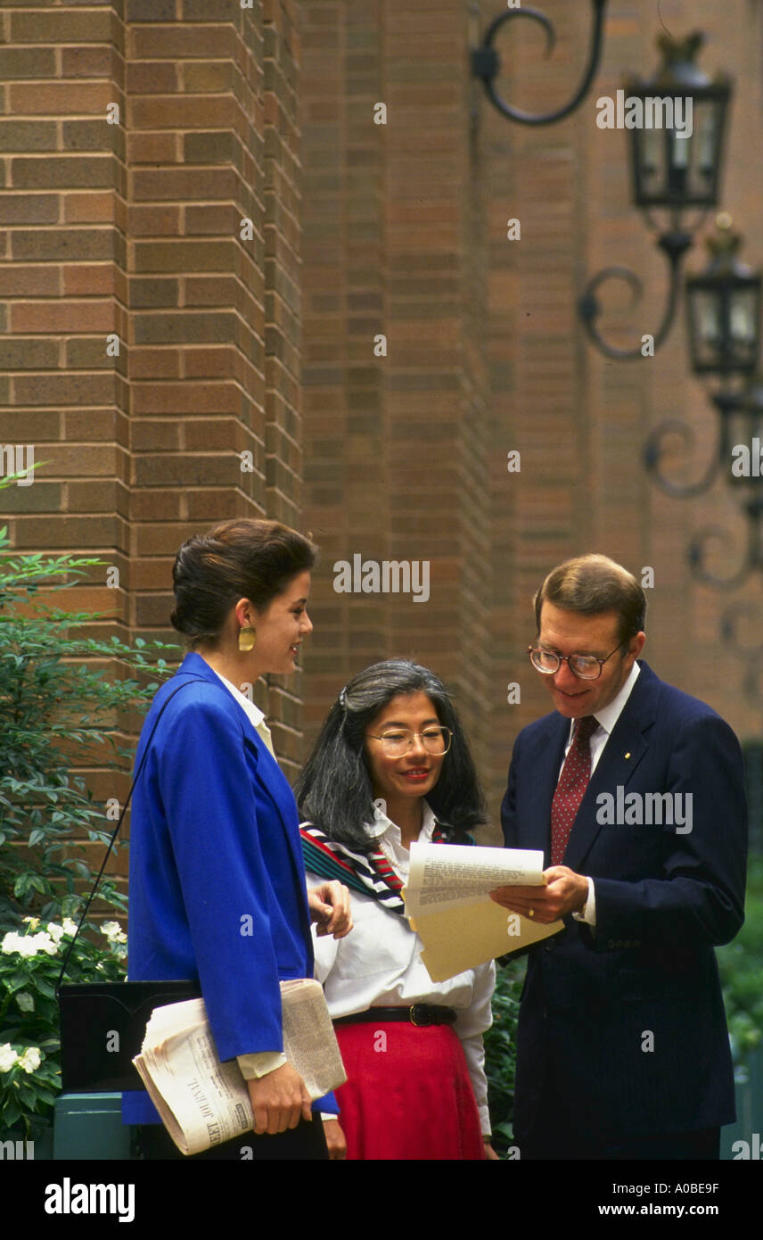 Uomo che mostra la documentazione di colleghi dirigenti modello rilasciato Foto Stock