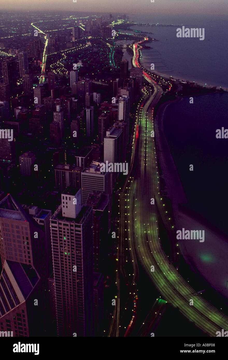 Lake Shore Drive in Chicago al tramonto visto da John Hancock Building Foto Stock