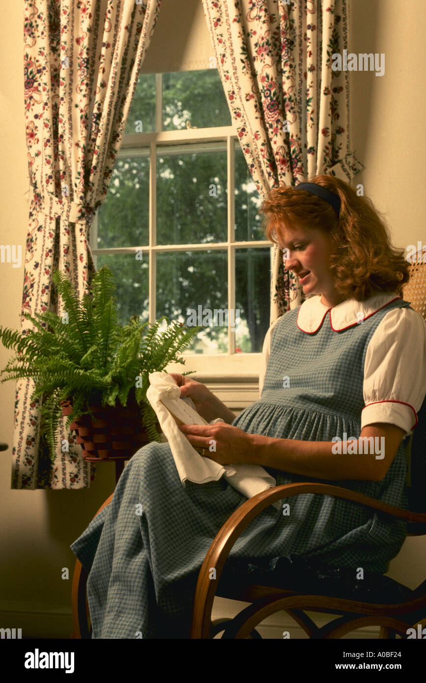 Donna incinta a casa modello rilasciato Foto Stock