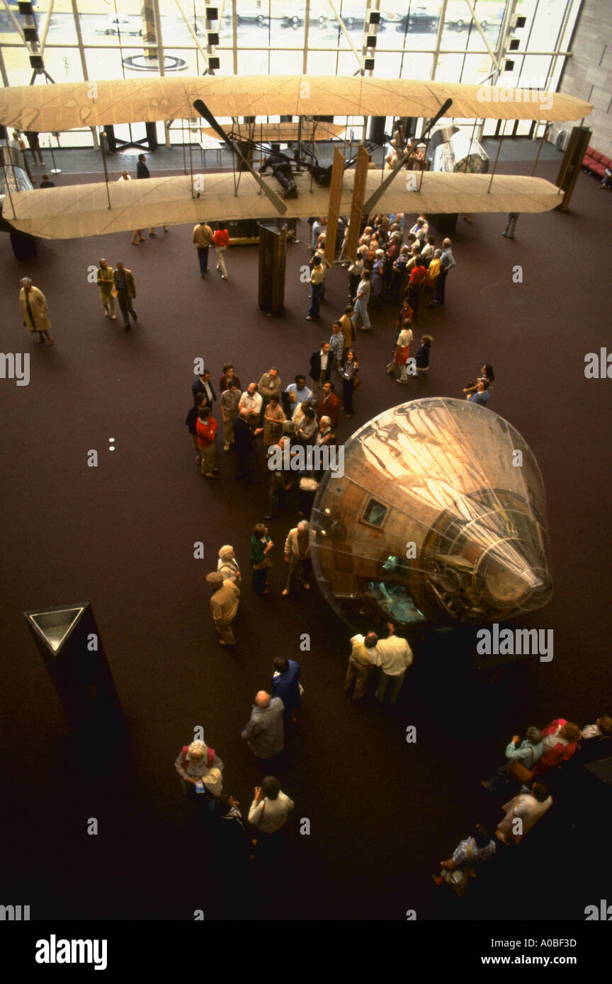 I fratelli Wright piano e l'Apollo modulo di comando in aria e il museo dello spazio di Washington DC AA09081 Foto Stock