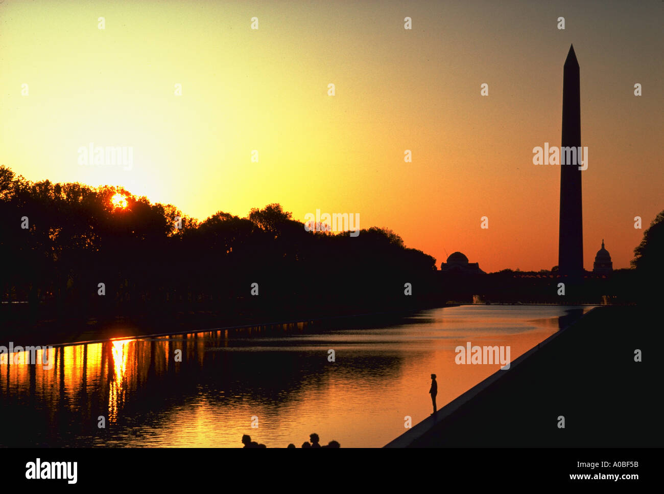 La piscina riflettenti nella parte anteriore del Lincoln Memorial a sunrise Foto Stock