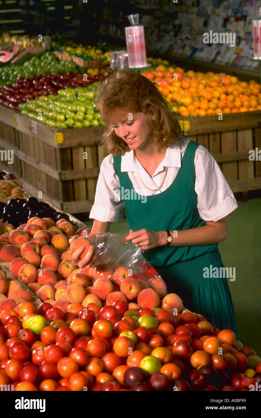 Donna frutto di acquisto nel supermercato rilasciato CF26195 Foto Stock