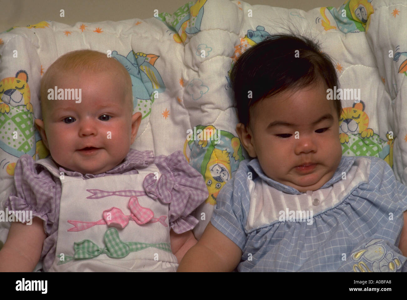 Due bimbi uno asiatico Americano e uno di Euro American RILASCIATO DA30536 Foto Stock