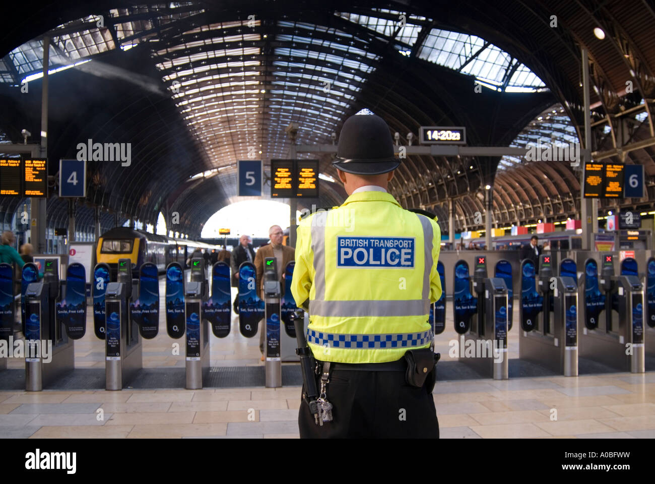 British Transport Police alla stazione ferroviaria di Paddington a Londra England Regno Unito Foto Stock