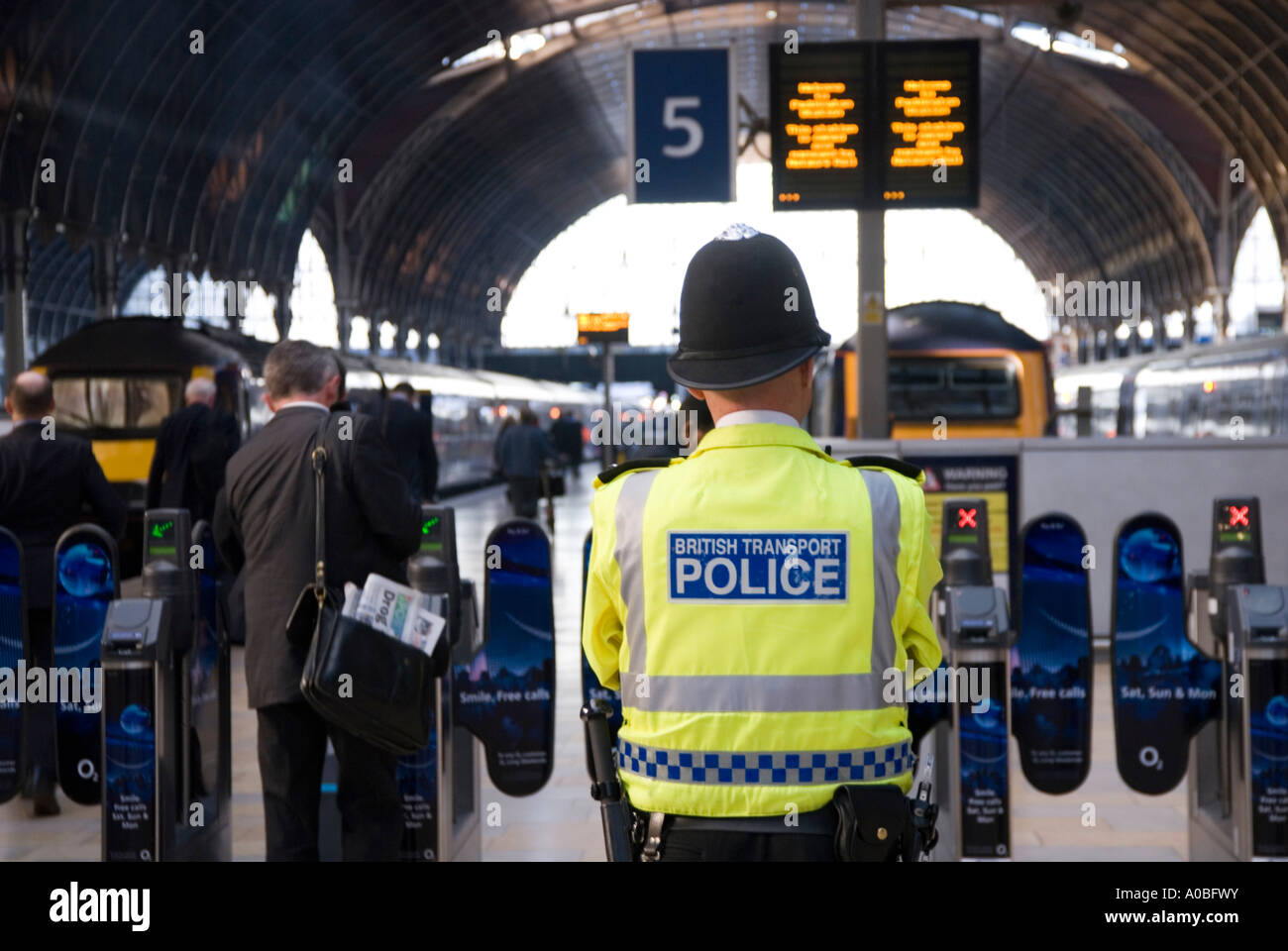 British Transport Police alla stazione ferroviaria di Paddington a Londra, Regno Unito Foto Stock