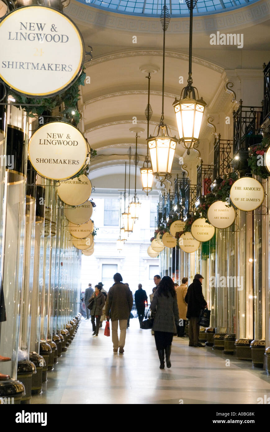 Shopping nella galleria di Piccadilly Londra Inghilterra REGNO UNITO Foto Stock