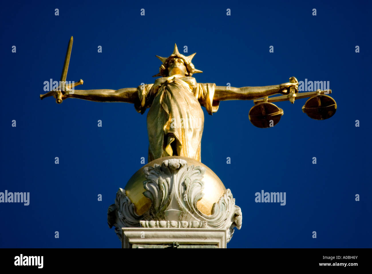Statua di Lady Justice in cima alla vecchia Bailey Londra UK Foto Stock