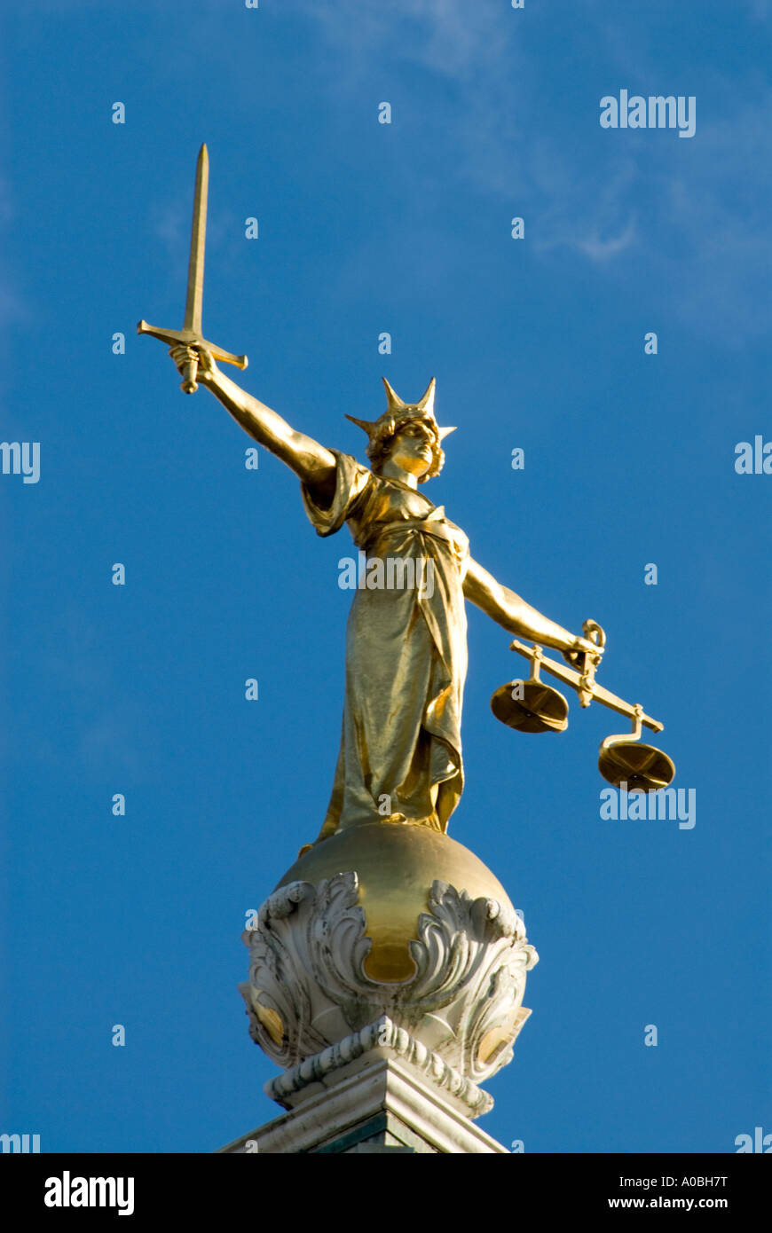 La statua della Madonna della giustizia in cima alla Old Bailey Londra Inghilterra REGNO UNITO Foto Stock