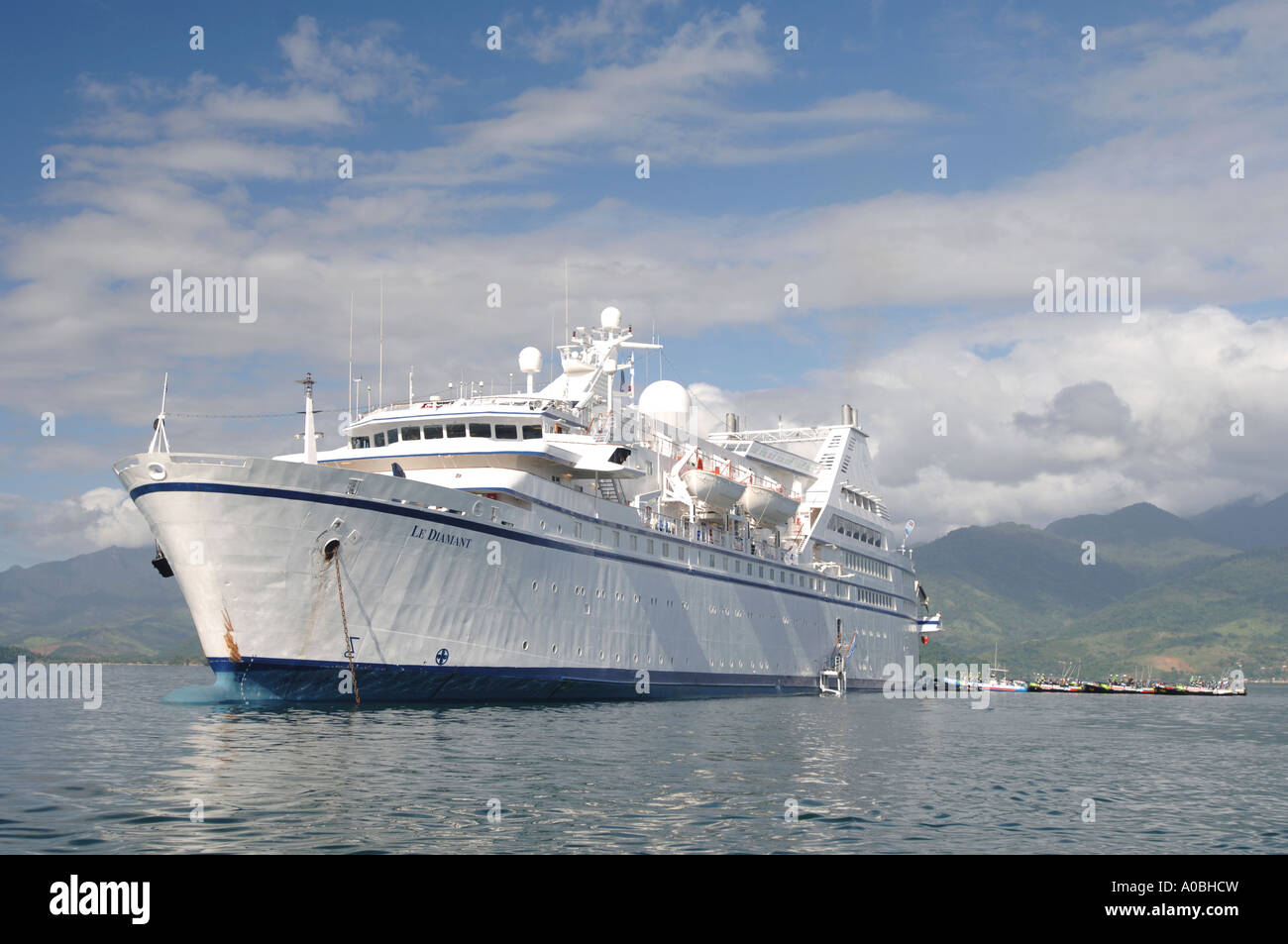 Cruise shipLe Diamant nave da crociera ancorata in mare. Foto Stock