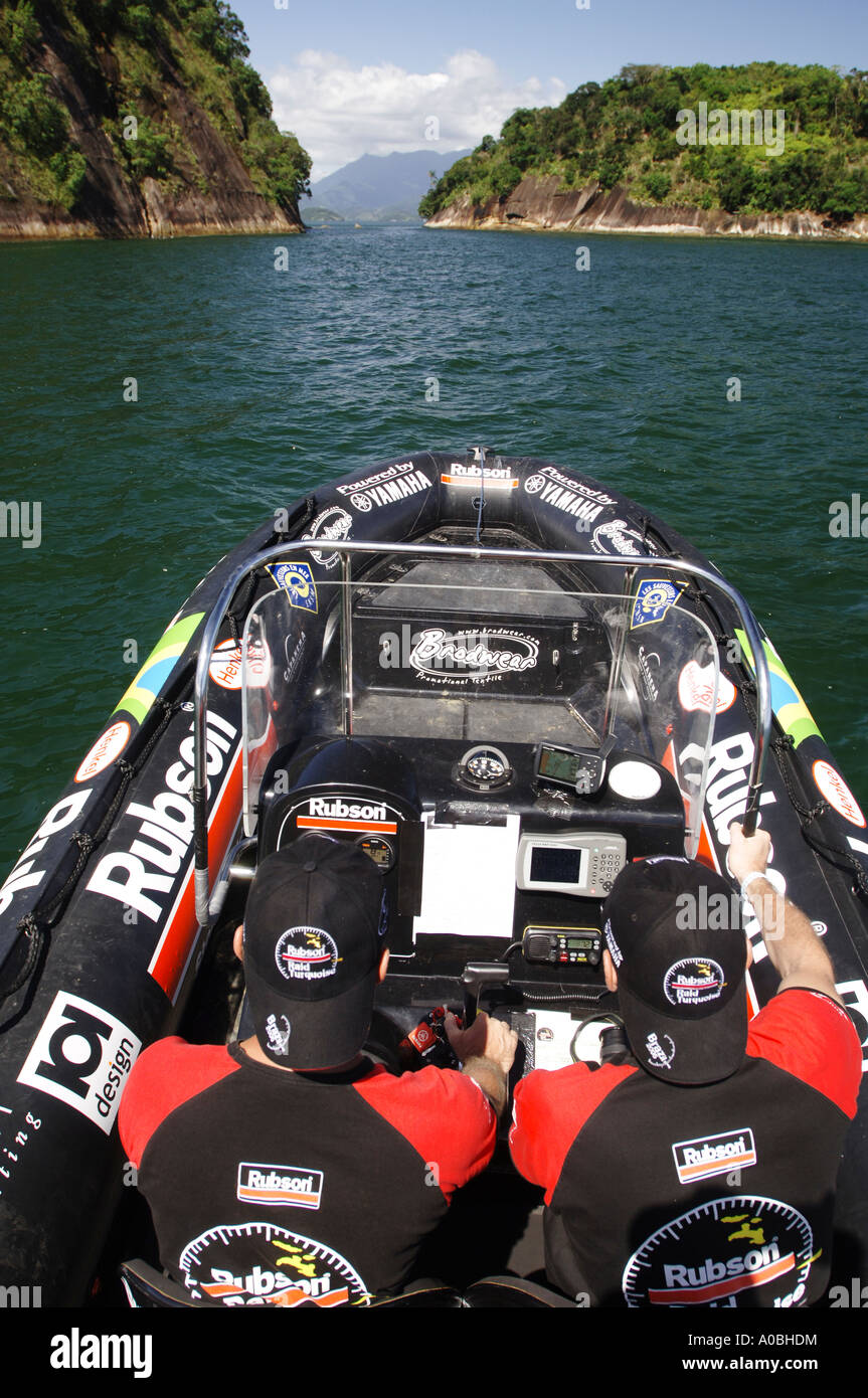Il pilotaggio di un powerboat. Foto Stock