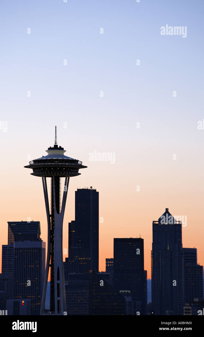 Il Seattle lo Space Needle e il Seattle skyline si stagliano contro un cielo mattutino Washington STATI UNITI D'AMERICA Foto Stock