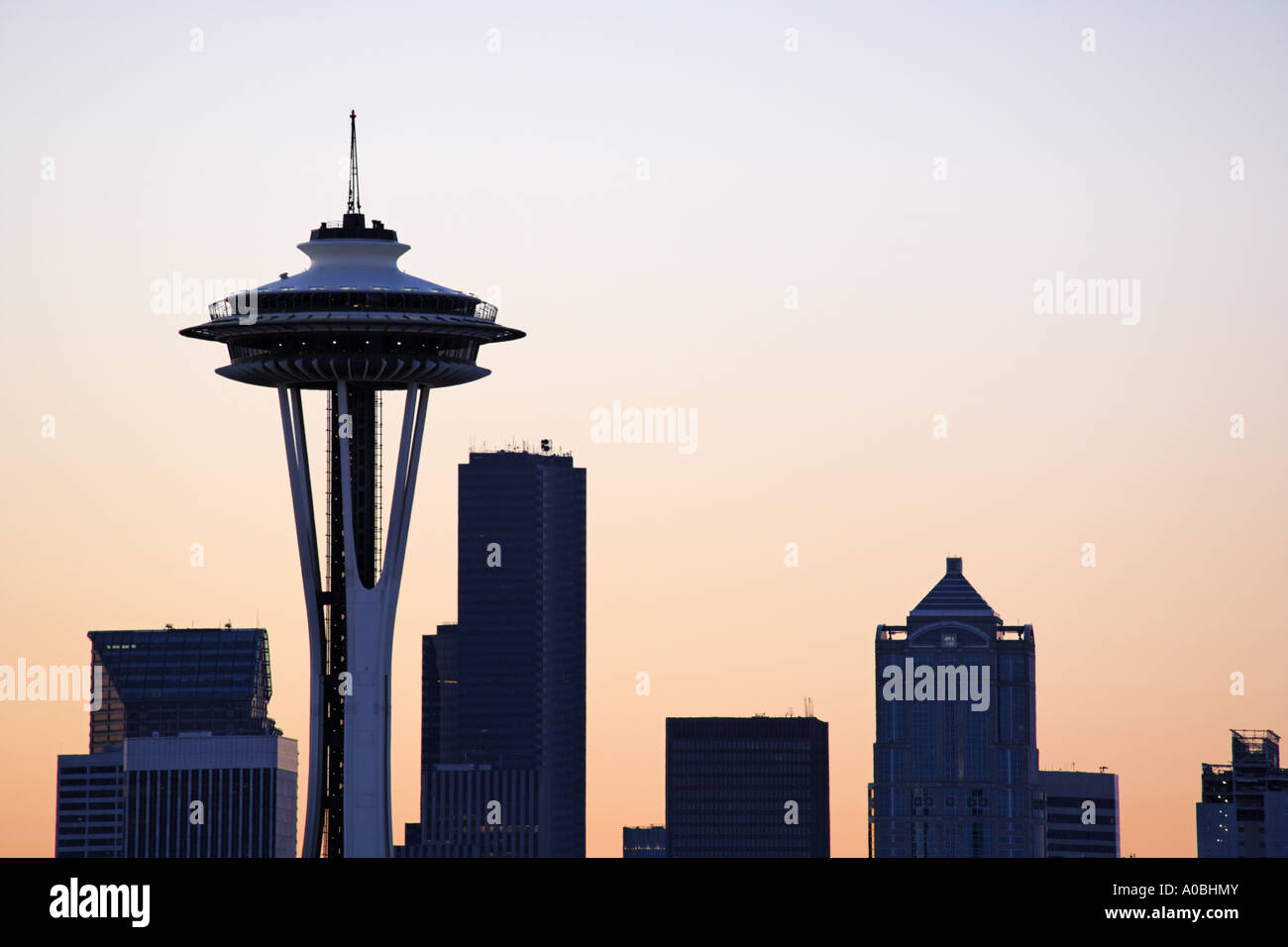 Il Seattle lo Space Needle e il Seattle skyline si stagliano contro un cielo mattutino Washington STATI UNITI D'AMERICA Foto Stock