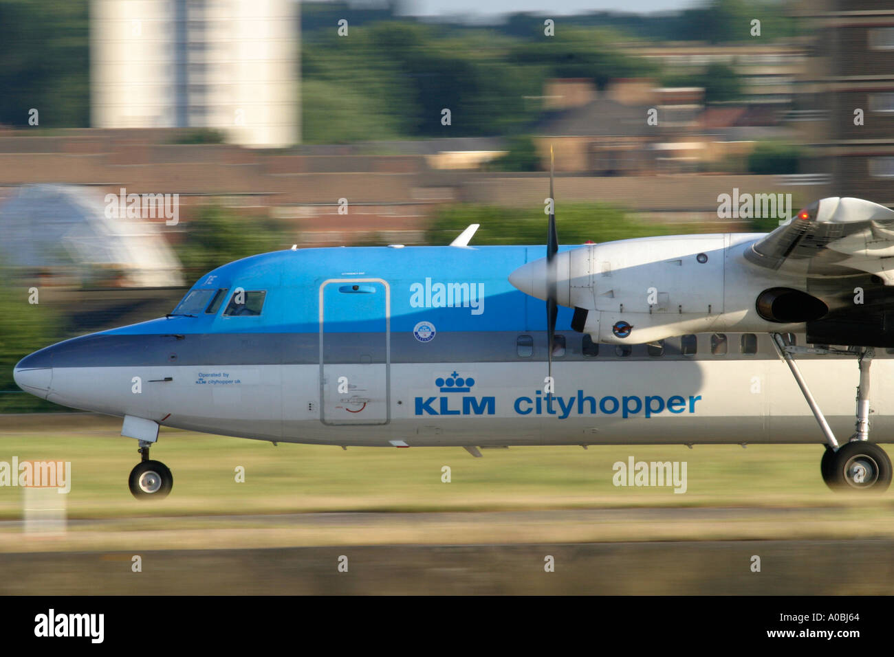 Gli aeromobili commerciali Fokker 50 KLM decollo al London City Airport Foto Stock