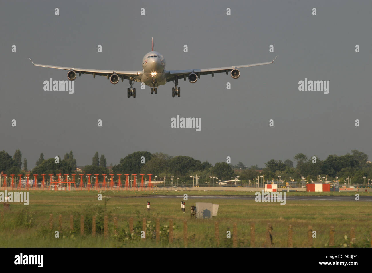 Airbus A340 provenienti da terreni in forte vento trasversale dall'Aeroporto Heathrow di Londra Inghilterra REGNO UNITO Foto Stock