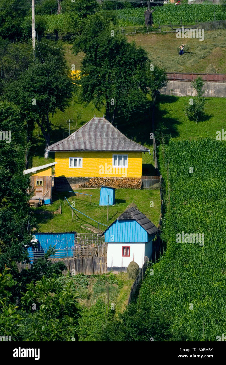 Europa Moldavia Romania Bucovina vista dal lago di Bicaz village ont ha pendenza Foto Stock