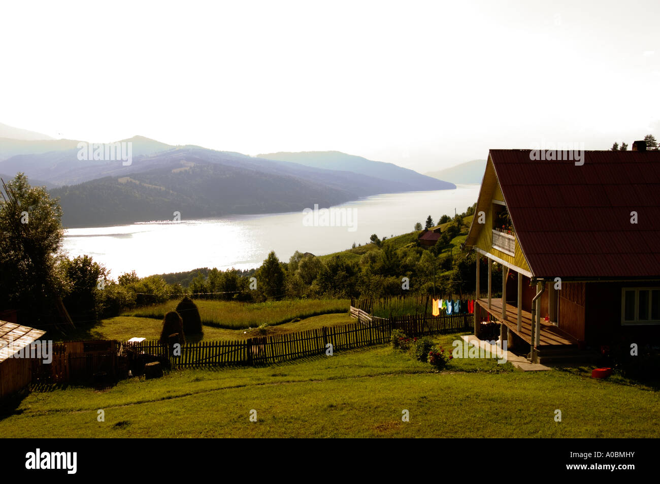 Europa Moldavia Romania Bucovina country house dal lago di Bicaz e massiccio Ceahlau Foto Stock