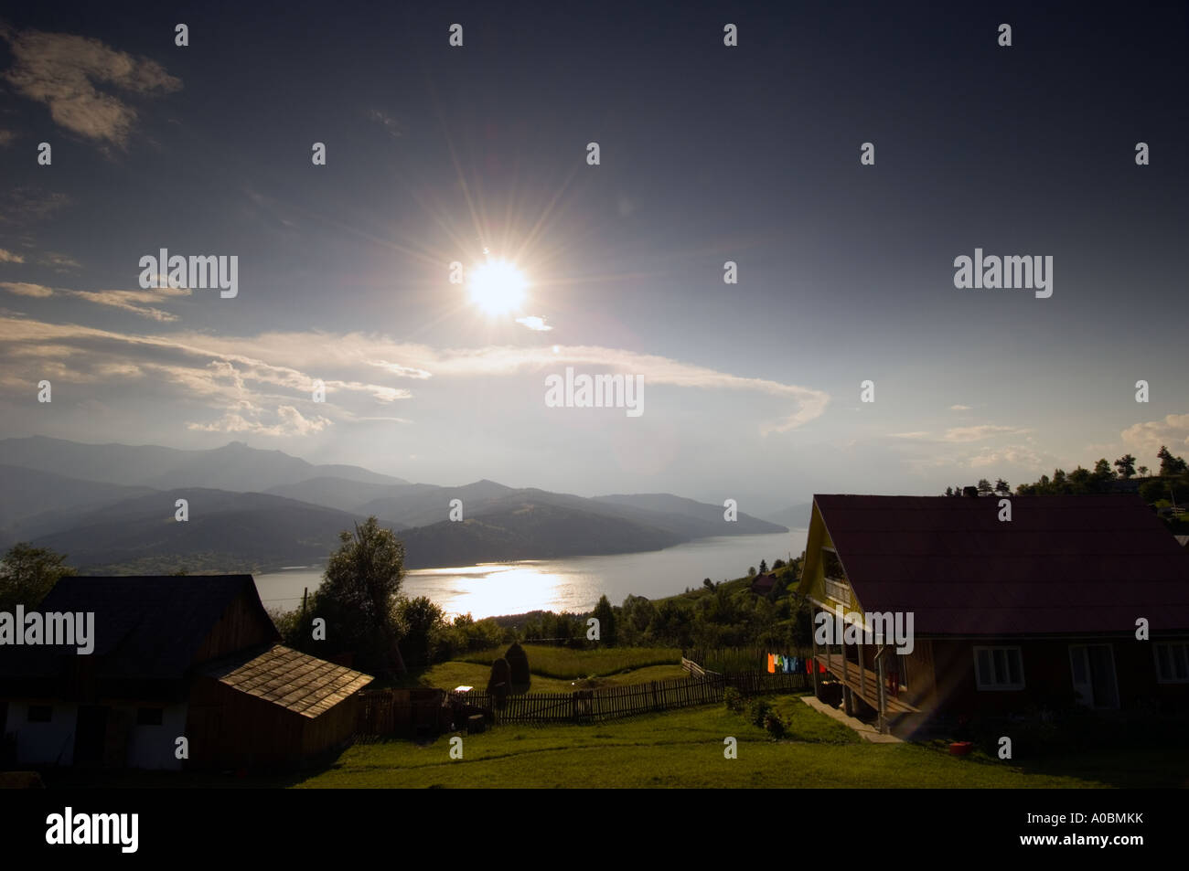 Europa Moldavia Romania Bucovina country house dal lago di Bicaz e massiccio Ceahlau Foto Stock