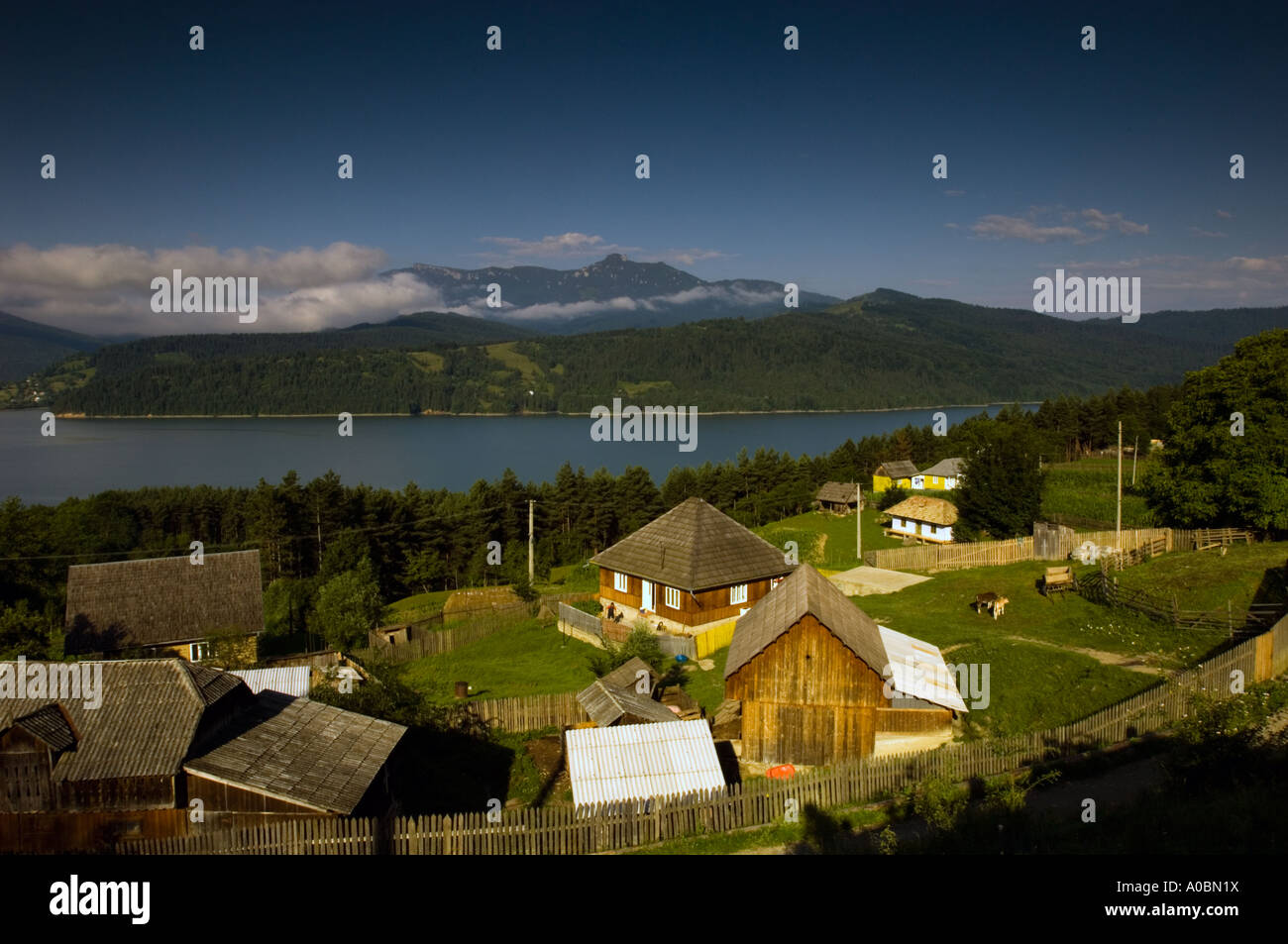 Europa Moldavia Romania Bucovina vista la mattina di Bicaz Lago e massiccio Ceahlau Foto Stock
