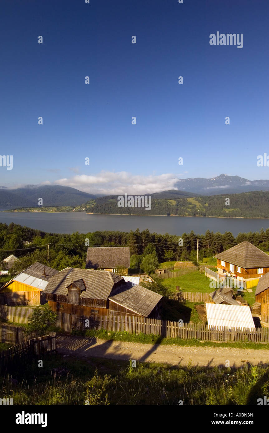 Europa Moldavia Romania Bucovina vista la mattina di Bicaz Lago e massiccio Ceahlau Foto Stock