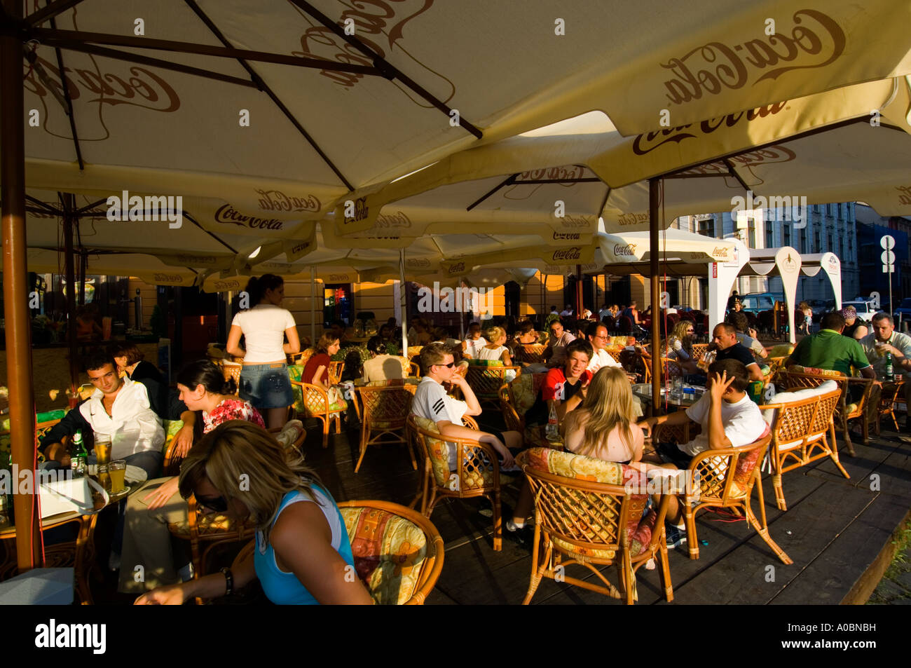 Persone godetevi un drink nel bar e ristoranti su Piata Unirii , Timisoara, il Banat, Romania Foto Stock