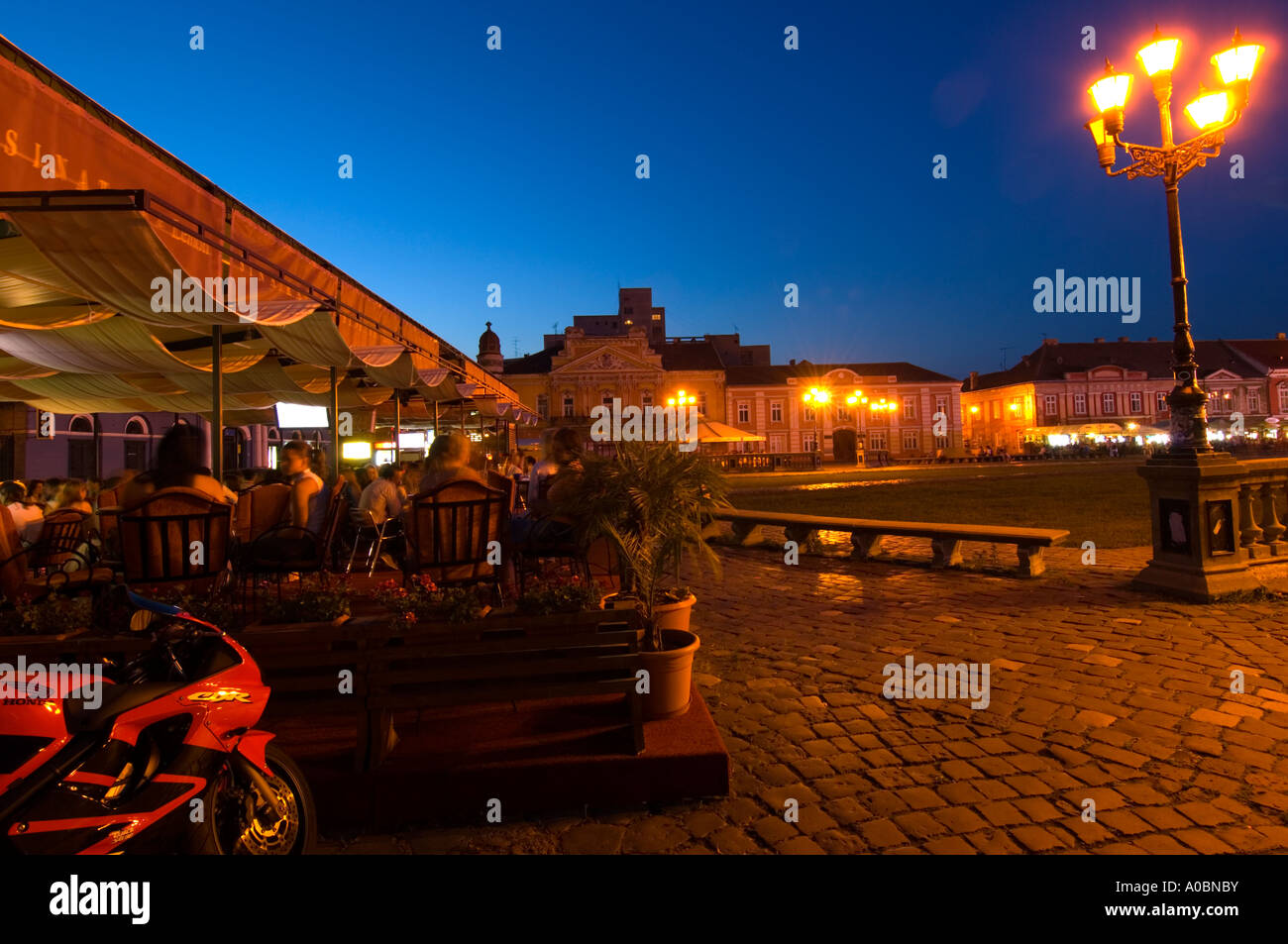 Persone godetevi un drink nel bar e ristoranti su Piata Unirii di notte, Timisoara, il Banat, Romania Foto Stock