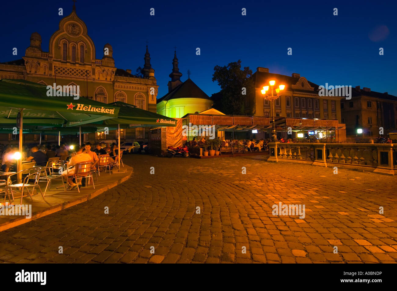 Persone godetevi un drink nel bar e ristoranti su Piata Unirii di notte, Timisoara, il Banat, Romania Foto Stock