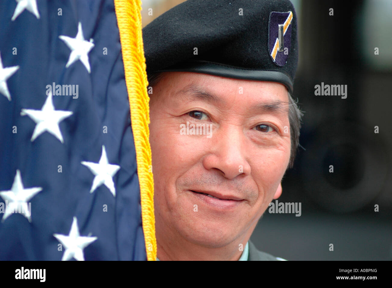 Vietnam uomo di mezza età che è un veterinario dal Vietnam del Sud con bandiera americana in USA California Parade Viet nam Guerra Foto Stock