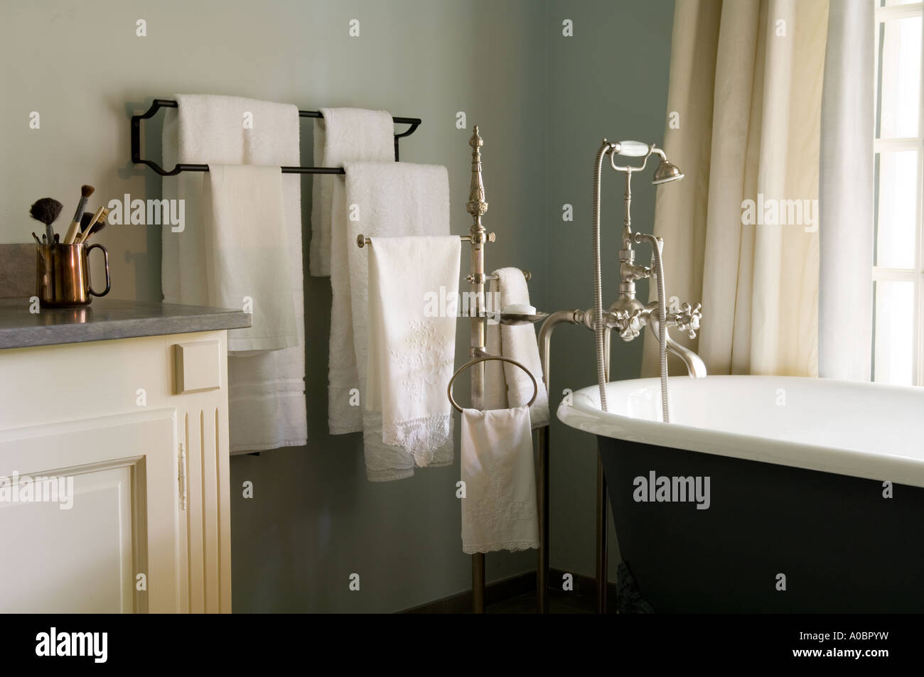 Vista di un lussuoso bagno con vasca separata e asciugamani bianchi Foto Stock