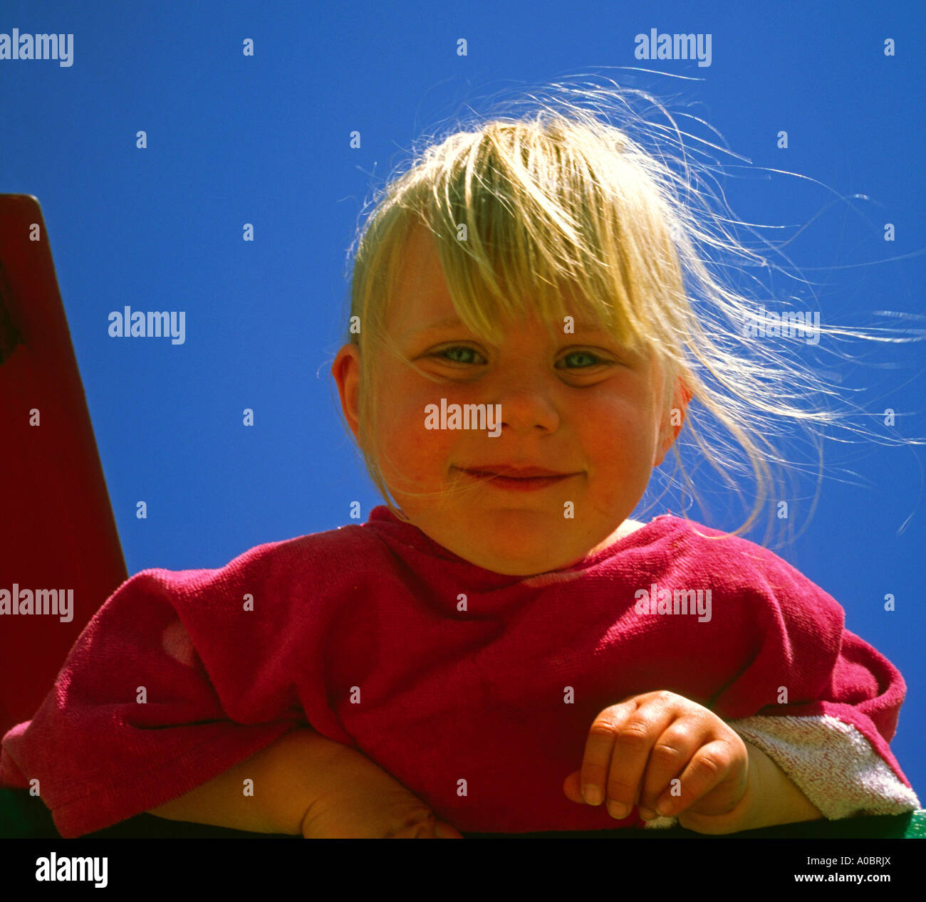 Bambina nel vento Foto stock - Alamy