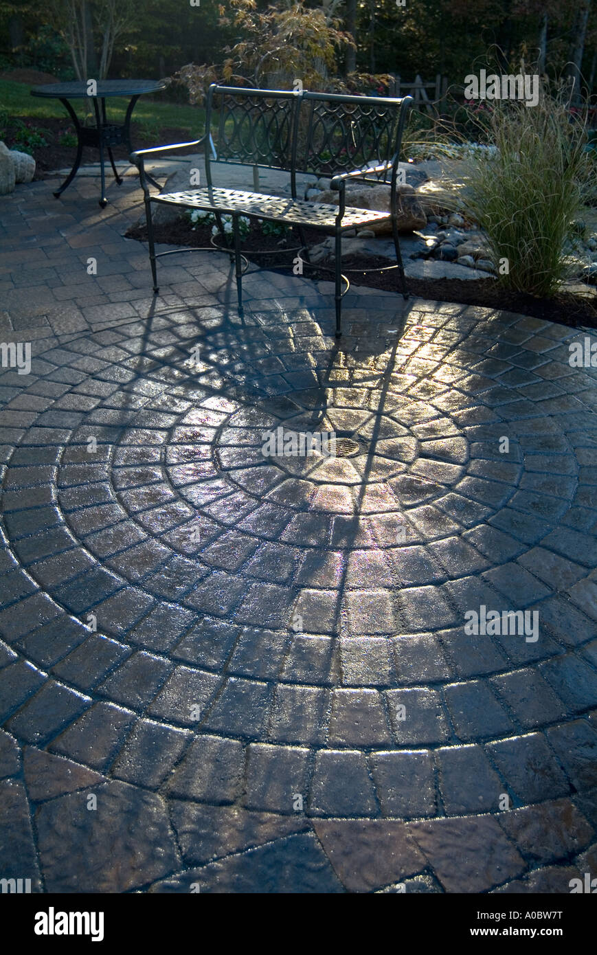 Back Yard Round Patio con panca e serata sole splendente, Baltimore, Maryland USA Foto Stock