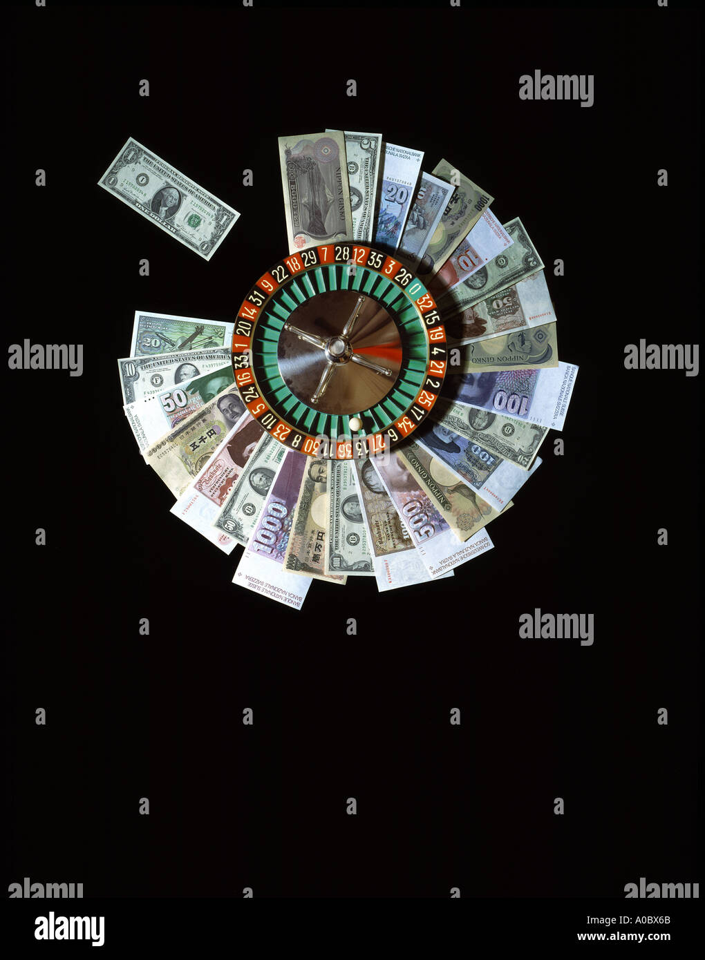 Dollaro americano Yen giapponese Franco svizzero e ex marco tedesco valute banconote attorno ad una ruota della roulette Foto Stock Dollaro americano Yen giapponese Franco svizzero e ex marco tedesco valute banconote attorno ad una ruota della roulette Foto Stock