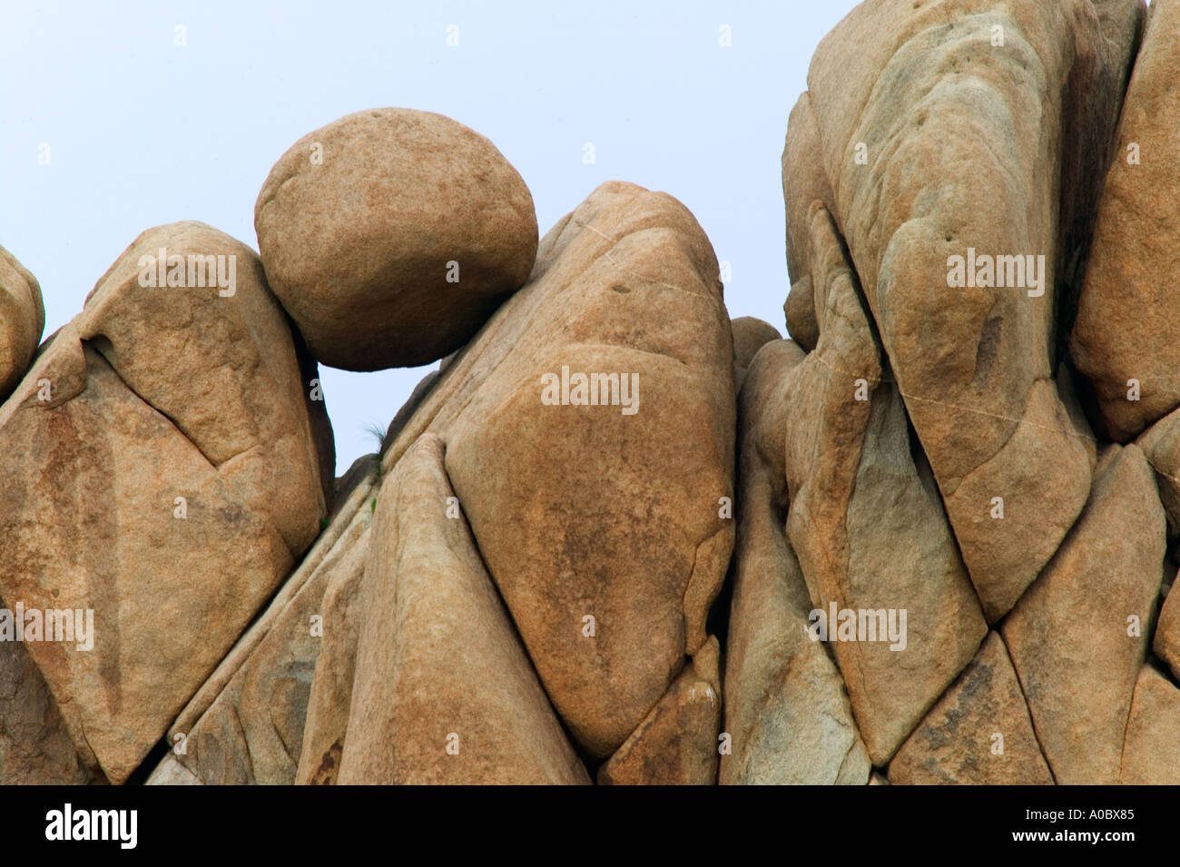 Bilanciamento del round rock Joshua Tree National Park California Foto Stock