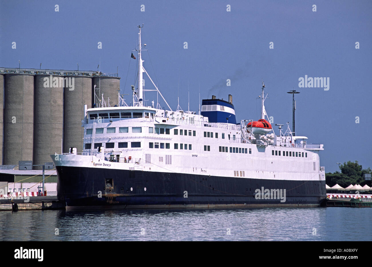 Il traghetto Italiano Espresso Durazzo D&P i traghetti nel porto di Bari Italia Foto Stock