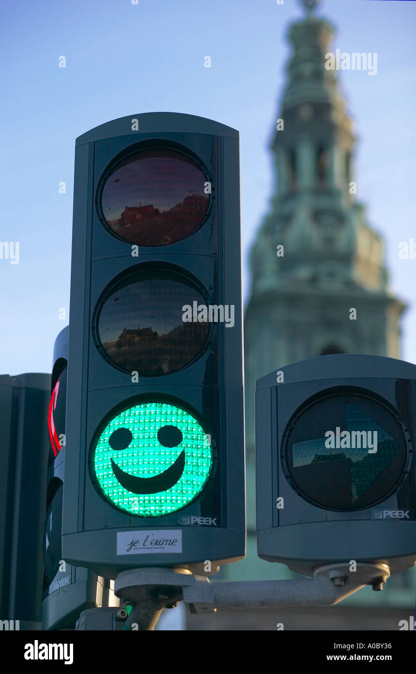 Smiley al semaforo verde, guglia della chiesa in lontananza, Copenhagen, Danimarca, Europa Foto Stock