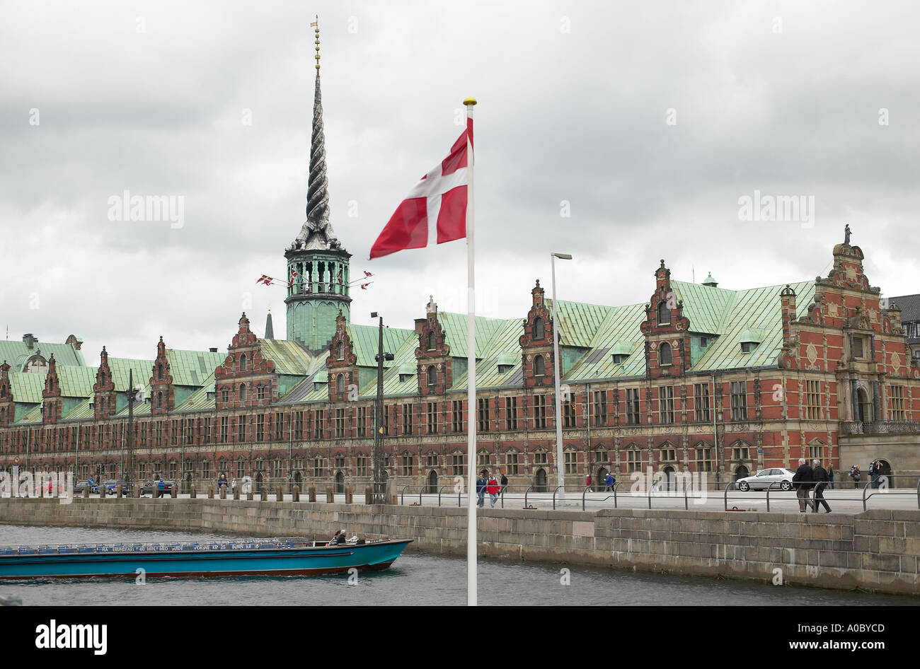 "Børsen' ex borsa del XVII secolo e la bandiera danese, Copenhagen, Danimarca Foto Stock