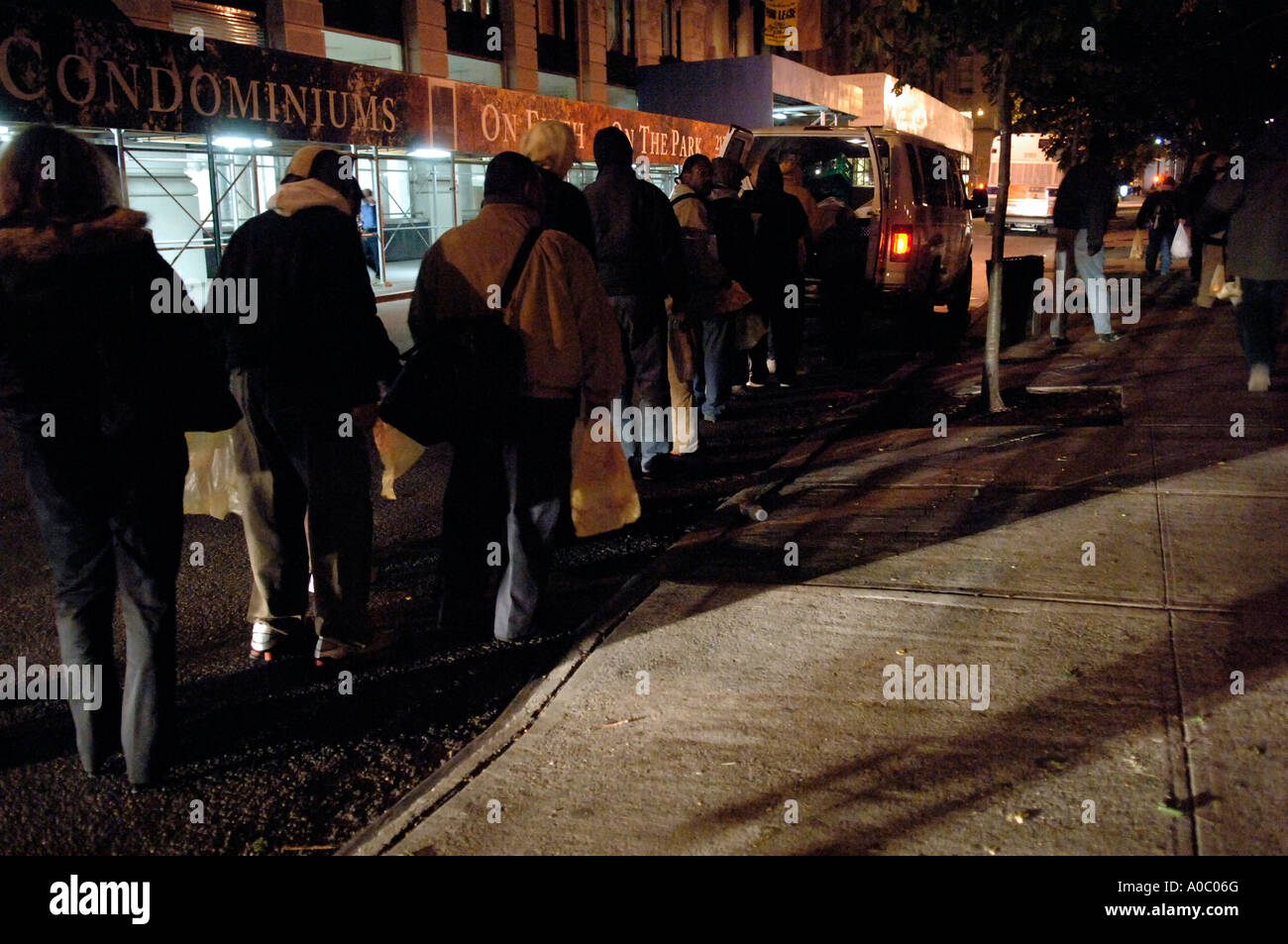 La Coalizione per i senzatetto alimenta i senzatetto per le strade di New York Foto Stock