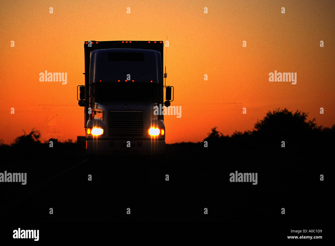 Semi carrello su autostrada Foto Stock